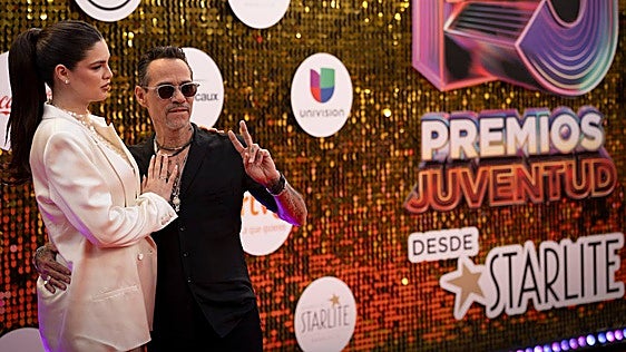 Marc Anthony, with Paraguayan model Nadia Ferreira, on the red carpet at the Premios Juventud awards.