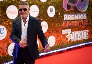 Antonio Banderas on the red carpet at the Premios Juventud awards.