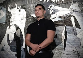 Anaya, standing in front of his version of Guernica.