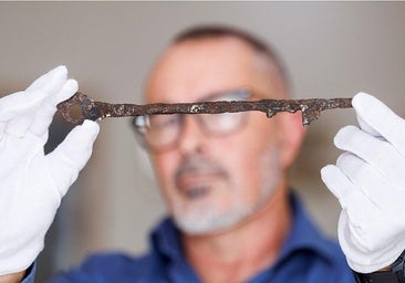 José Antonio Fernández Molina shows the key.