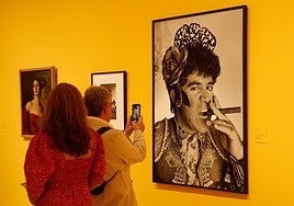Almodóvar, in a photograph by Christopher Makos.