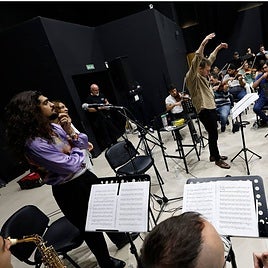 Israel Fernández and Lela Soto are rehearsing a duet, under the direction of Tete Leal