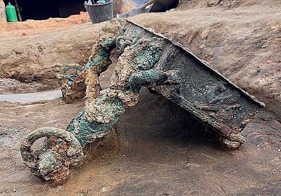 Ancient bronze chariot discovered at Tartessian site of Turuñuelo