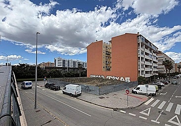 Plot of land next to the Juan Pablo II bridge that will house a building with 81 tourist flats in Malaga.
