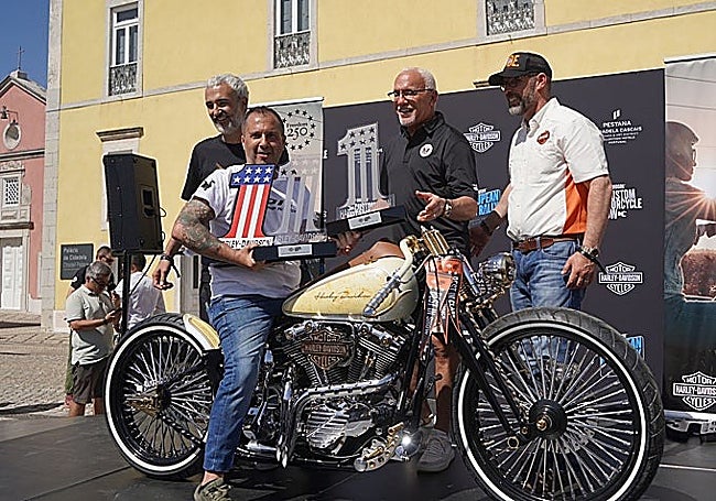 Fran Manén with one of the prizes he won in Portugal.