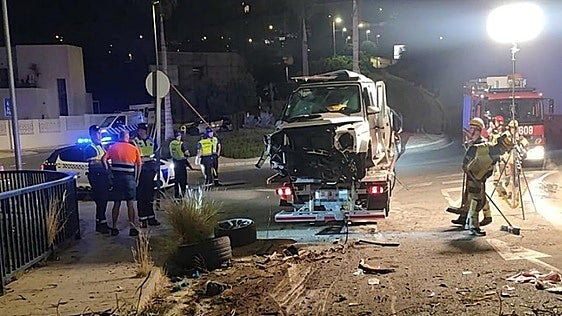 Three die after vehicle plunges 30 metres down an embankment on the A-7 in Malaga