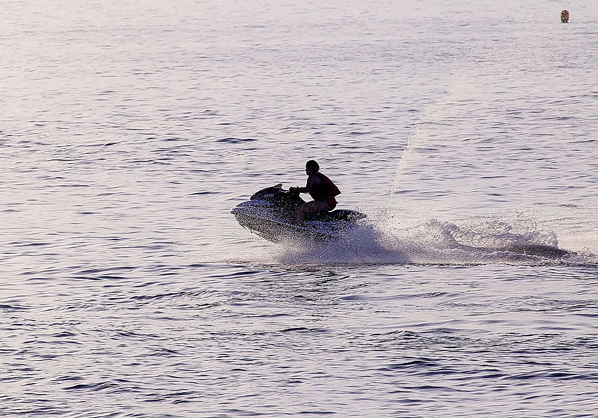 La Herradura residents call on regional government to ban jet skis