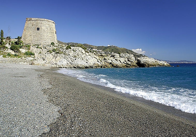 Views of El Tesorillo beach.