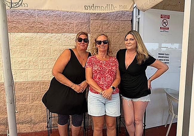 Hannah, Alison and Lauren in Salobreña.