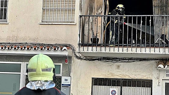 Forty Fuengirola residents evacuated due to large fire in four-storey building