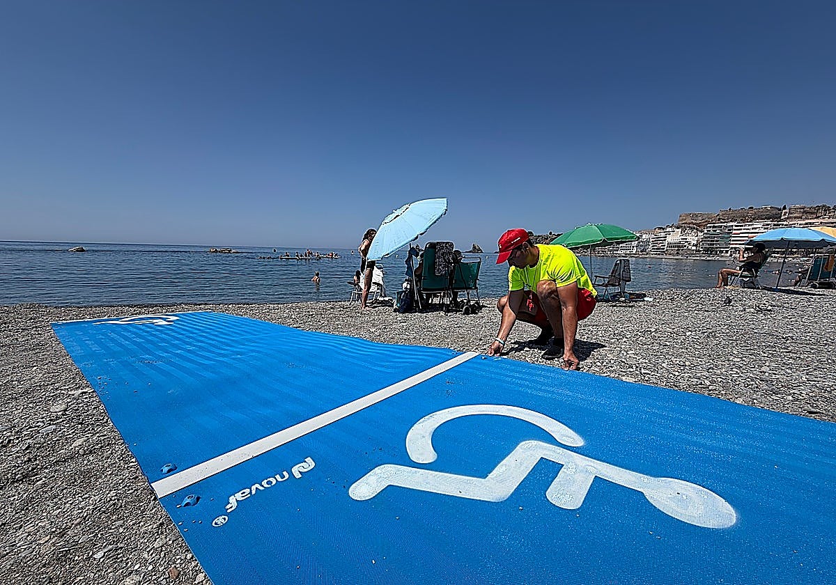 Almuñécar unveils retractable walkways that enable people with reduced mobility to get to the sea
