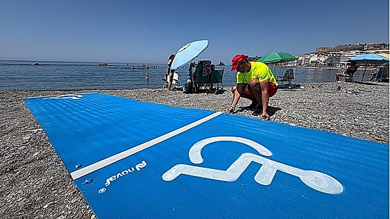 Almuñécar unveils retractable walkways that enable people with reduced mobility to get to the sea