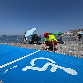 Almuñécar unveils retractable walkways that enable people with reduced mobility to get to the sea