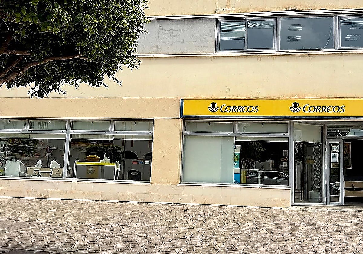 Correos puts the closure of the La Cala del Moral post office on hold