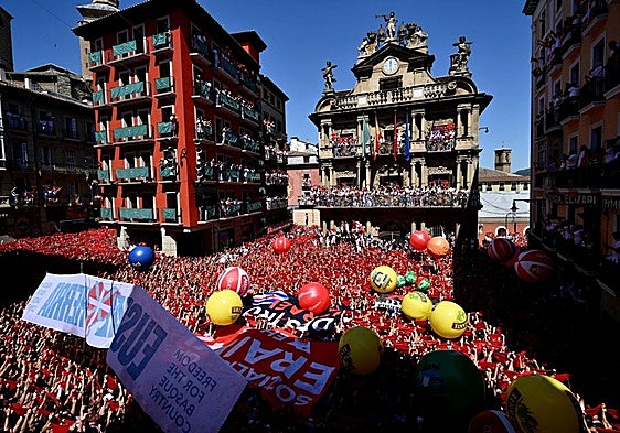 Crowds enjoy the 'chupinazo' in Pamplona.