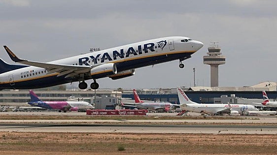 Briton arrested after trying to kiss air steward on flight to Mallorca