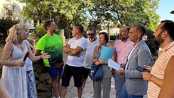 Benalmádena mayor meets El Carranque residents to discuss community issues and investment plans