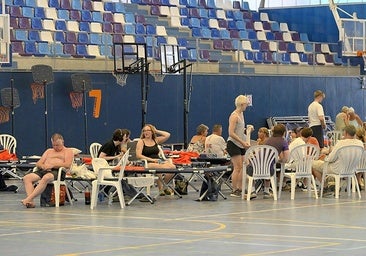 Evacuees from Bédar at the Garrucha sports centre.