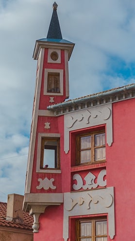 Imagen secundaria 2 - Two neighbouring landmarks of Ulea: Eiffel House and the Church of San Bartolome.