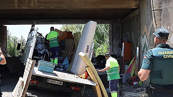 Police dismantle migrant camp under Torrox bridge