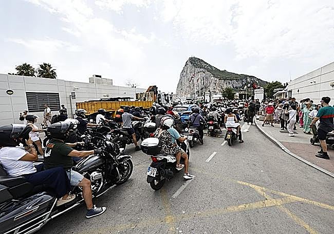 Vehicles entering Gibraltar freely.