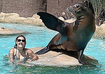 Alida Azabal with a sea lion at the Río Safari park in Elche.