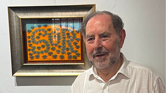 Evaristo Guerra opens exhibition of his Christmas cards for Diario SUR in Torre del Mar