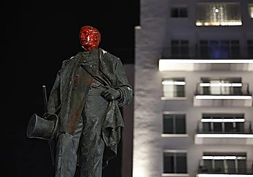 The statue of Marqués de Larios with his head red in Malaga city.