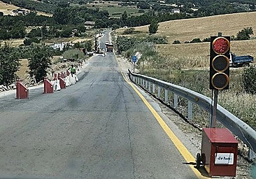 A temporary traffic light is currently regulating the flow on one of the sections of the MA-7401 in Malaga province.