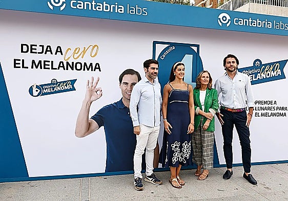 Olympic badminton champion Carolina Marín, alongside the campaign organisers, during her visit in Malaga.