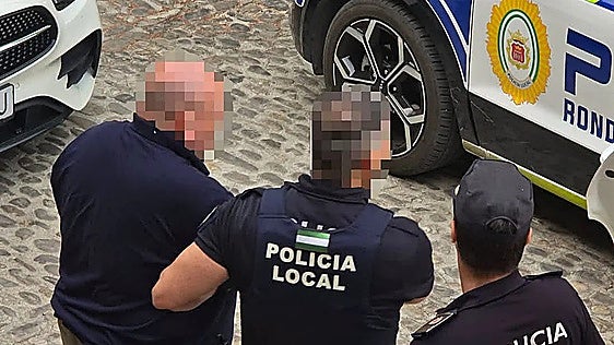 Man bursts into Ronda town hall and threatens to kill the mayor