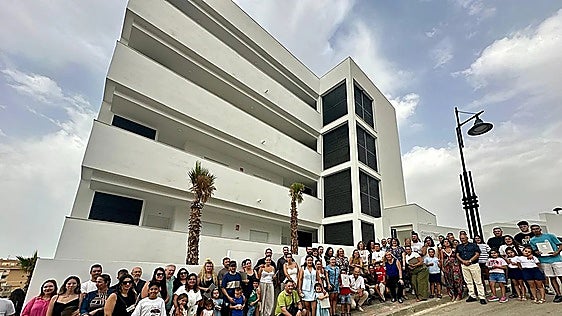 Twenty-four Fuengirola families enter affordable rental flats for young people