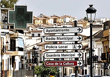 A thermometer in the centre of Pizarra reads 50C.