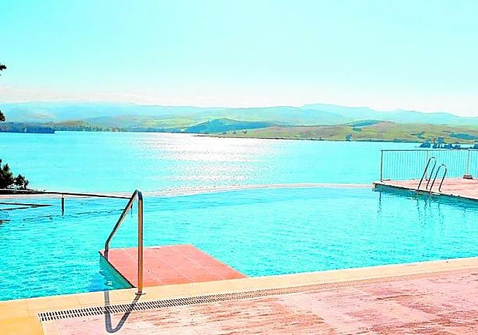 Infinity pool at Parque Ardales.