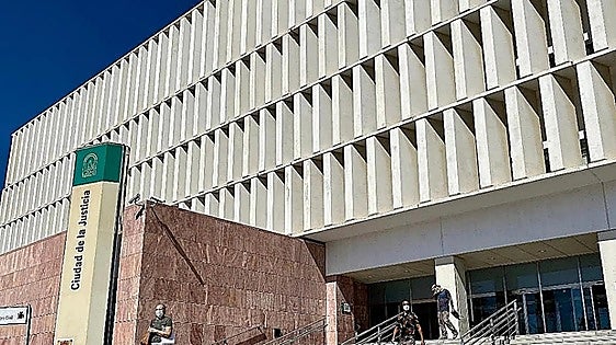 Malaga fast-food chain worker sentenced to prison for continuous sexual abuse of female colleague