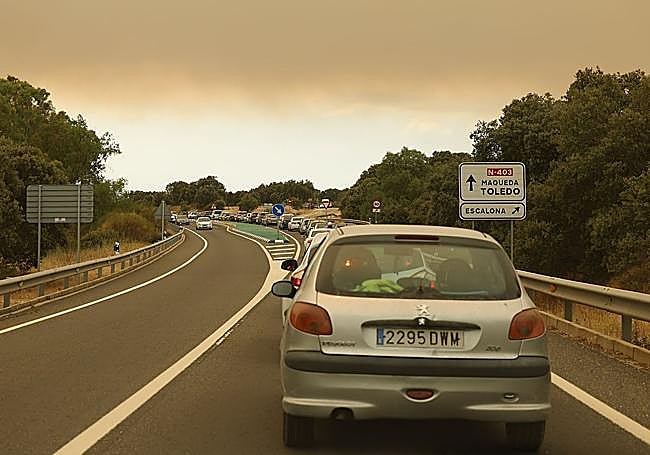 A convoy of cars in Almorox, arriving from the three new municipalities evacuated from Madrid.