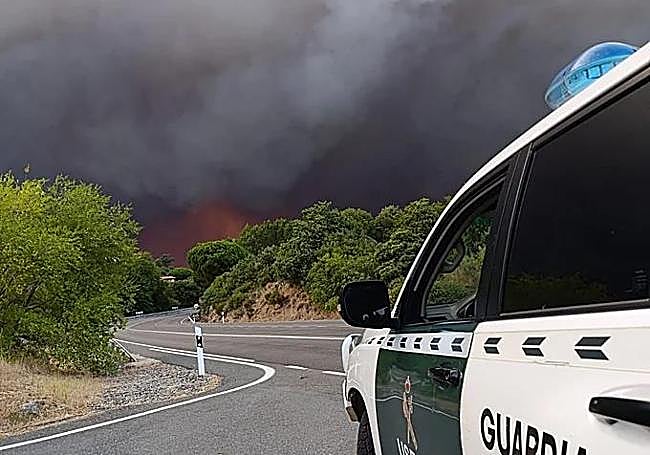 One of the Guardia Civil patrols at the fire