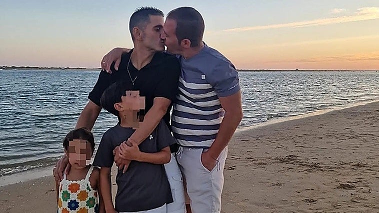 Seville city councillor speaks out against homophobic comments following publication of photo with his family