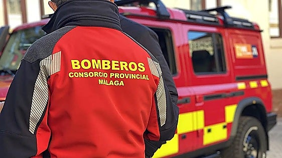 Twenty-seven firefighters from Malaga province sent to Ávila to help battle Spain's largest-ever wildfire