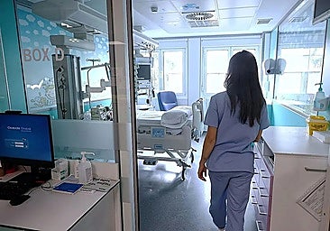 Archive photo showing a nurse entering a hospital room in Spain.