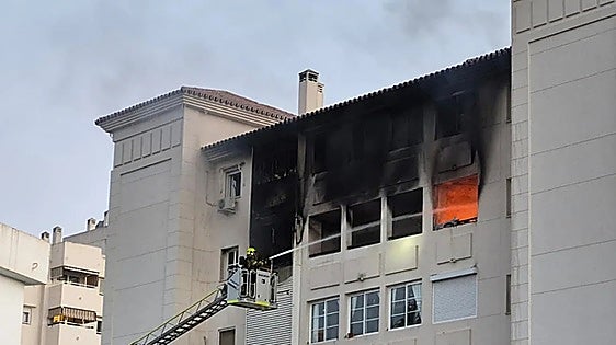 Benalmádena house fire victim, mother of the two deceased children, transferred to Seville with burns covering 70 per cent of her body