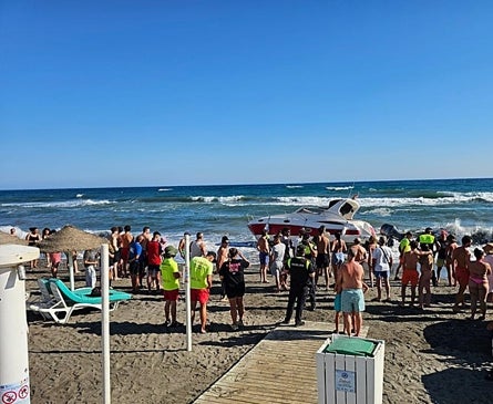 Imagen secundaria 1 - Yacht runs aground on eastern Costa del Sol beach