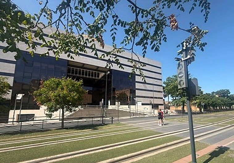 Imagen principal - Two of Granada city's hospitals, new and old