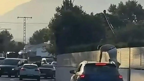 Police identify driver who drove through the streets of Jávea with someone on the roof of the car