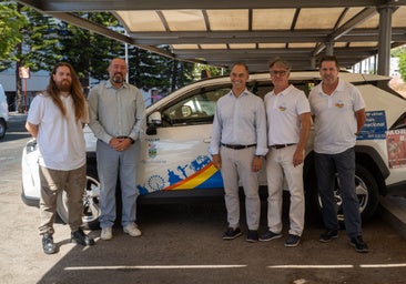 The mayor (c) at the main taxi rank in Arroyo de la Miel.