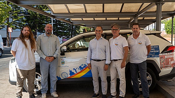 Benalmádena taxi drivers unveil new uniforms as town aims to boost tourist image