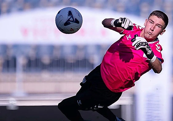 Goalkeeper Carlos López in training.