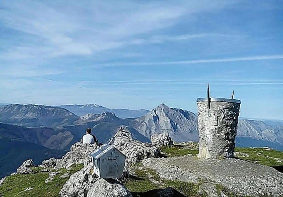 Spain 112: 18-year-old woman seriously injured after falling some 30 metres in Basque mountain