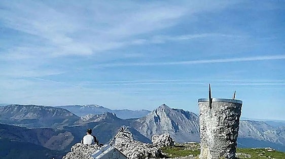 Spain 112: 18-year-old woman seriously injured after falling some 30 metres in Basque mountain