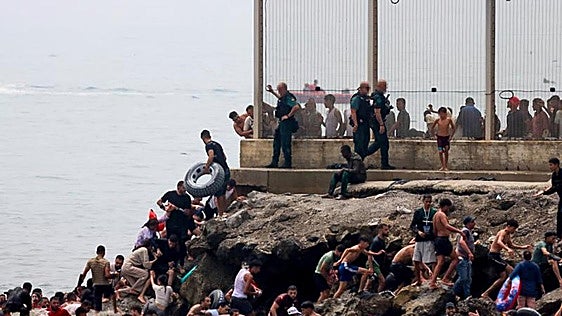 Five arrested as police smash gangs smuggling migrants from Ceuta to mainland Spain